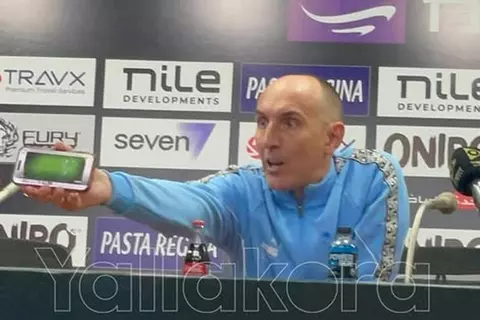 مستعرضًا هدف الزمالك عبر هاتفه.. يورتشيتش: الوضع الحالي لا يخدم الكرة المصرية